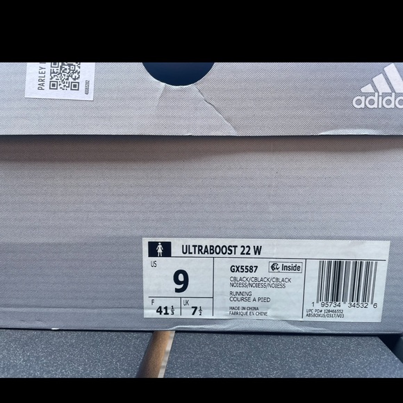 Adidas ultraboost never worn with box - Picture 3 of 3